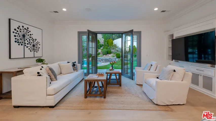 3686 Benedict Canyon Lane, Sherman Oaks, California 91423