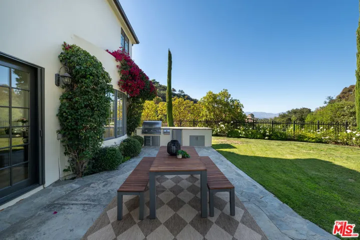 3686 Benedict Canyon Lane, Sherman Oaks, California 91423