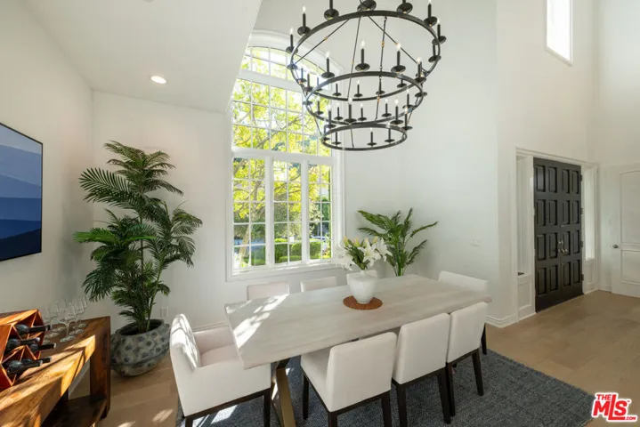 3686 Benedict Canyon Lane, Sherman Oaks, California 91423