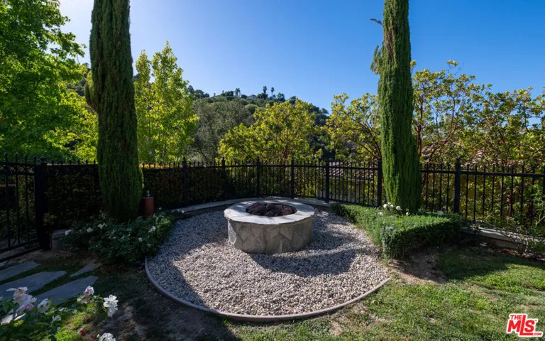 3686 Benedict Canyon Lane, Sherman Oaks, California 91423