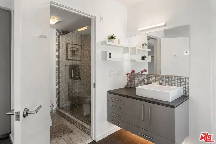 7062 Hawthorn Avenue 203, Los Angeles, California 90028