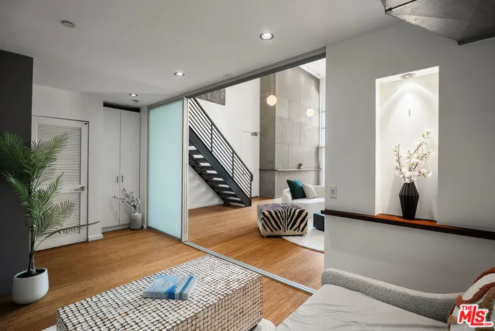 7062 Hawthorn Avenue 203, Los Angeles, California 90028