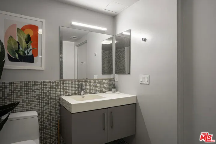7062 Hawthorn Avenue 203, Los Angeles, California 90028