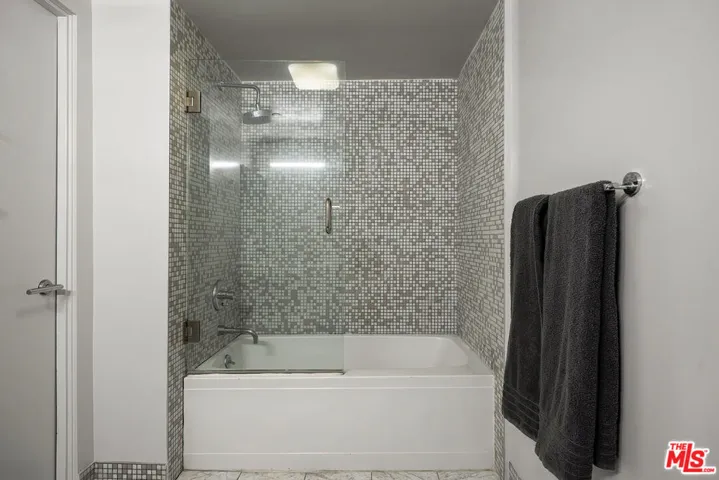 7062 Hawthorn Avenue 203, Los Angeles, California 90028
