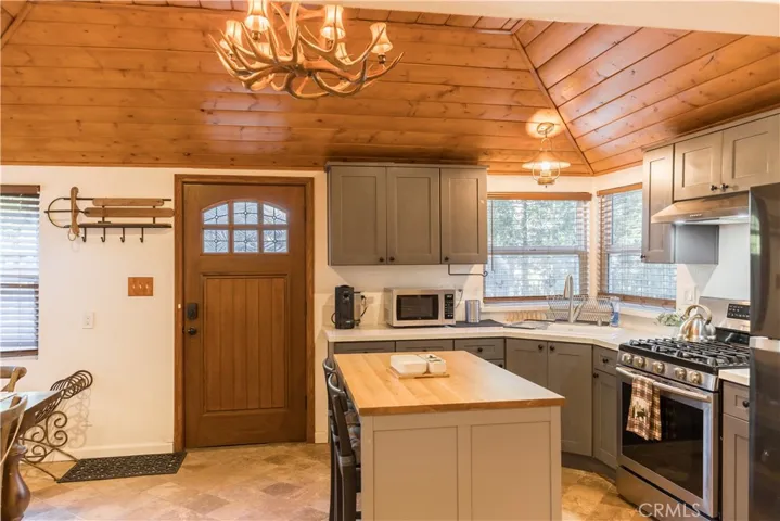 308 Cedarbrook Drive, Twin Peaks, California 92391