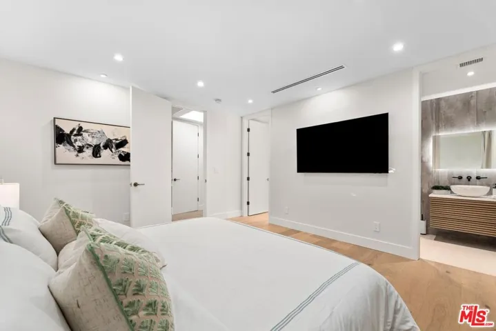 100 S La Jolla Avenue, Los Angeles, California 90048