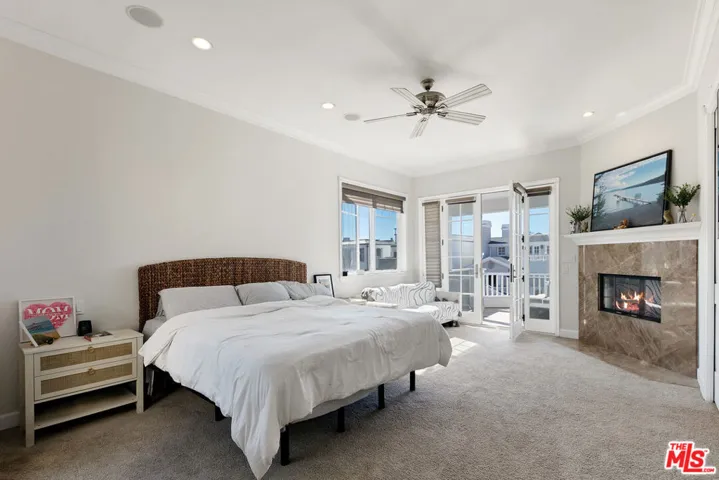 328 9th Street, Manhattan Beach, California 90266