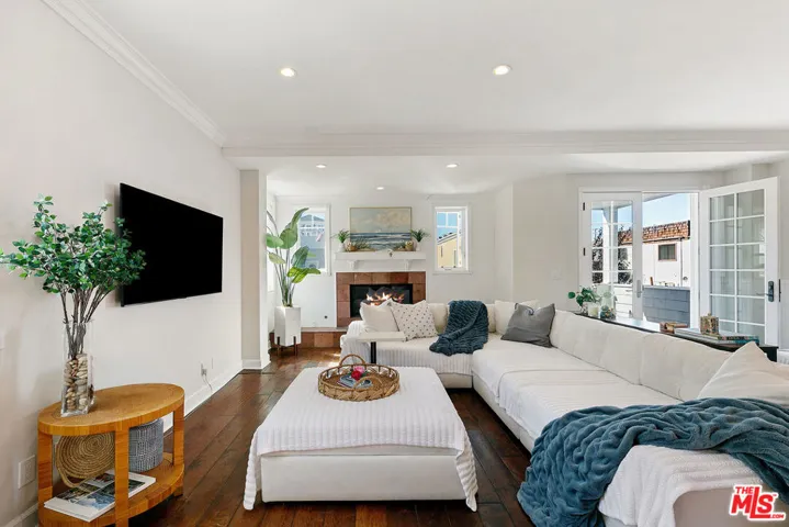 328 9th Street, Manhattan Beach, California 90266