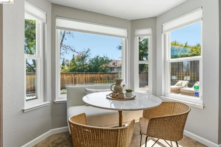 Breakfast nook with a round white tabletop and built-in bench seating