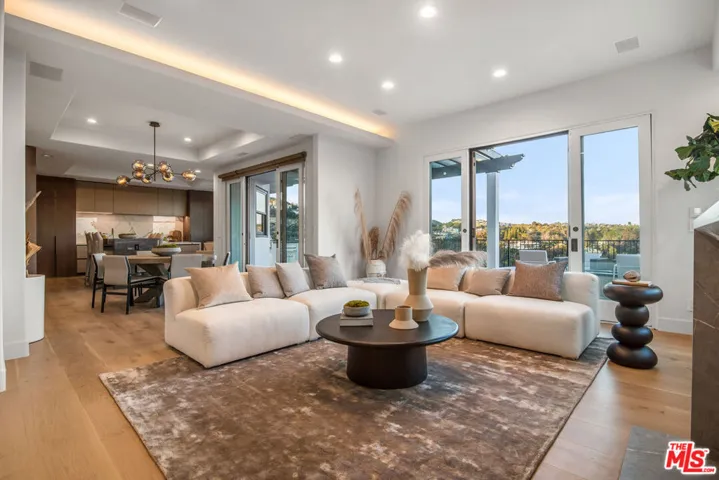 930 N Tigertail Road, Los Angeles, California 90049