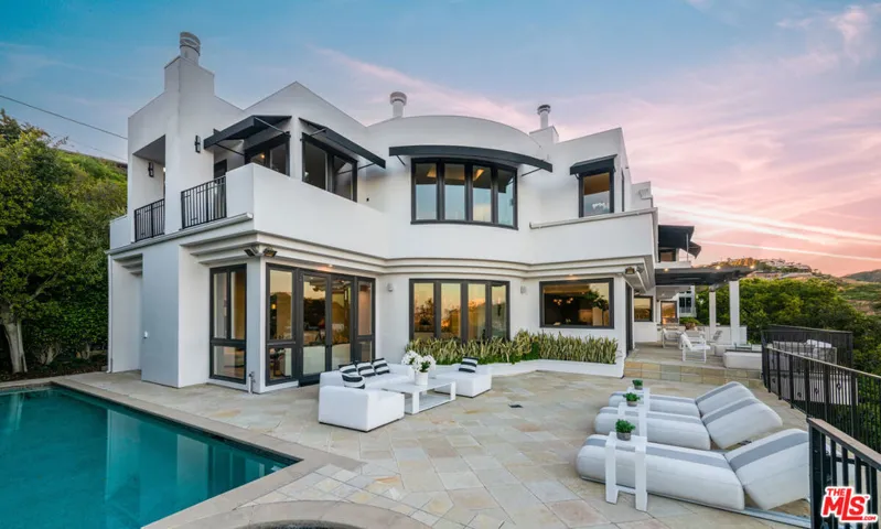 930 N Tigertail Road, Los Angeles, California 90049