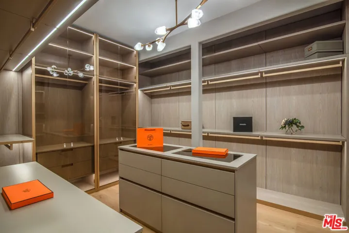 930 N Tigertail Road, Los Angeles, California 90049