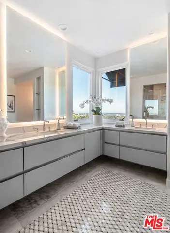 930 N Tigertail Road, Los Angeles, California 90049