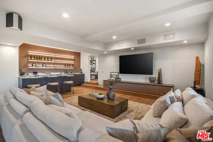 930 N Tigertail Road, Los Angeles, California 90049