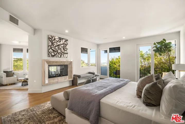 930 N Tigertail Road, Los Angeles, California 90049