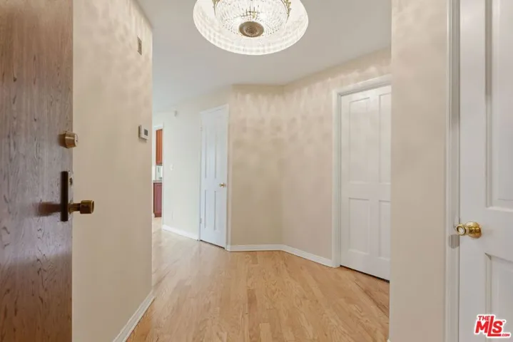 1315 Roxbury Drive 201, Los Angeles, California 90035