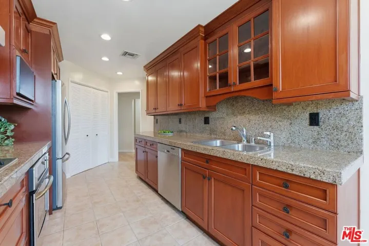 1315 Roxbury Drive 201, Los Angeles, California 90035