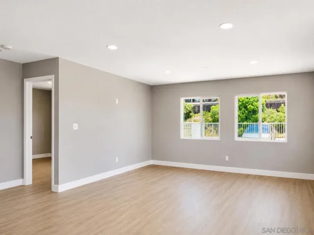 2421 Balboa Vista Dr 2, Oak Park, California 92105