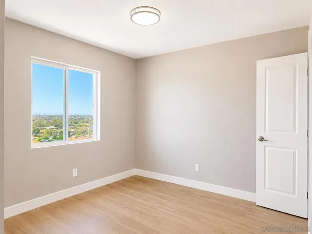 2421 Balboa Vista Dr 2, Oak Park, California 92105