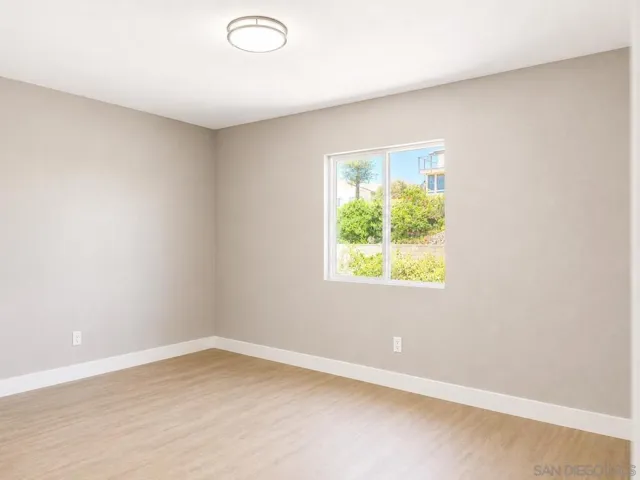 2421 Balboa Vista Dr 2, Oak Park, California 92105
