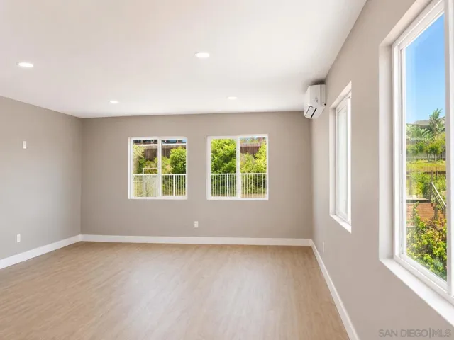 2421 Balboa Vista Dr 2, Oak Park, California 92105