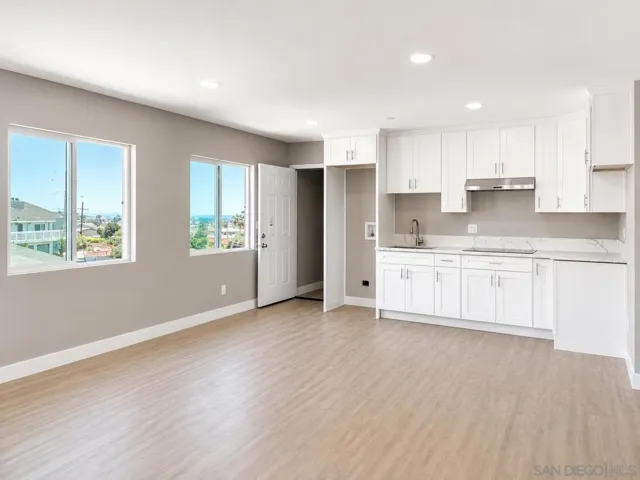 2421 Balboa Vista Dr 2, Oak Park, California 92105