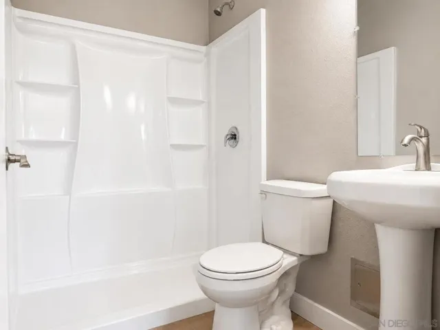 2421 Balboa Vista Dr 2, Oak Park, California 92105
