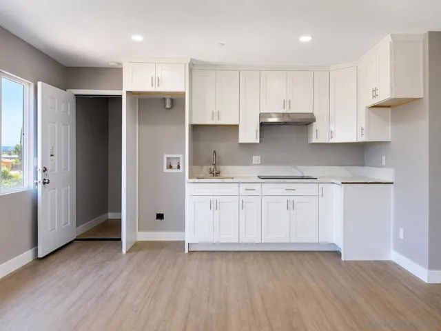 2421 Balboa Vista Dr 2, Oak Park, California 92105