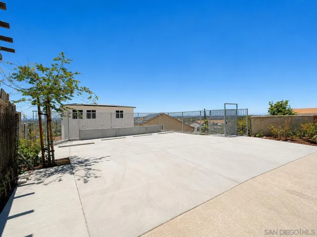 2421 Balboa Vista Dr 2, Oak Park, California 92105