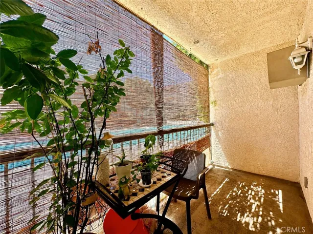 18307 Burbank, Tarzana, California 91356