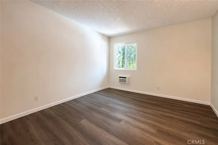 18307 Burbank, Tarzana, California 91356