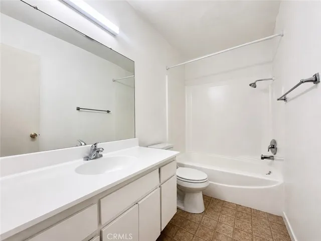 18307 Burbank, Tarzana, California 91356