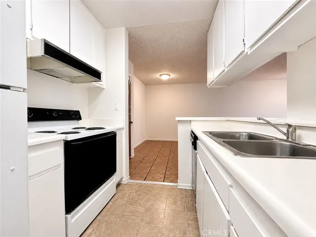 18307 Burbank, Tarzana, California 91356