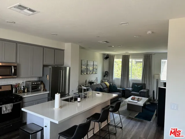 8408 N Fresco Way, Northridge, California 91325