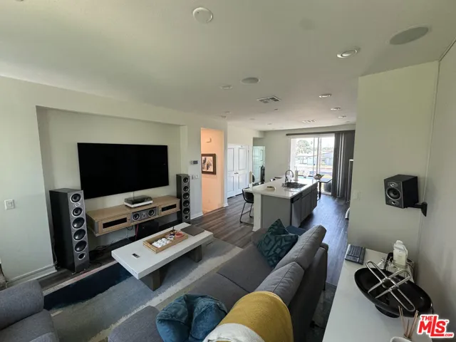 8408 N Fresco Way, Northridge, California 91325