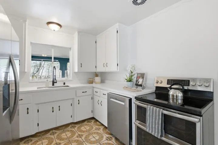 2033 San Carlos Avenue, San Carlos, California 94070