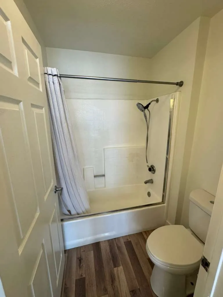 BEAUTIFUL FULL BATHROOM