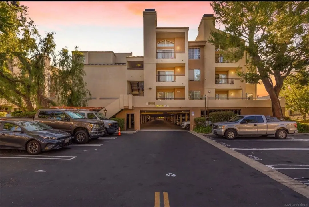 ETERIOR WITH PARKING LOT