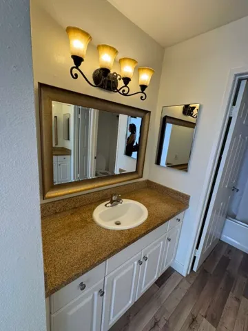 BEAUTIFUL BATHROOM WITH EXTRA CABINETS
