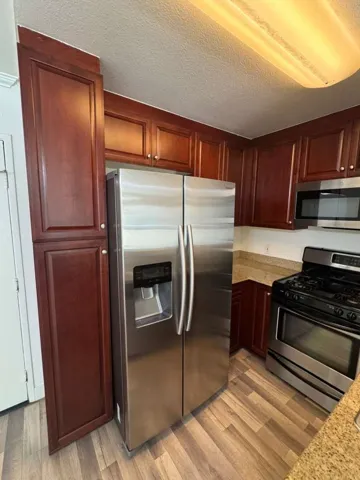 HIGH END KITCHEN WITH SOME BEW APPLIANCES