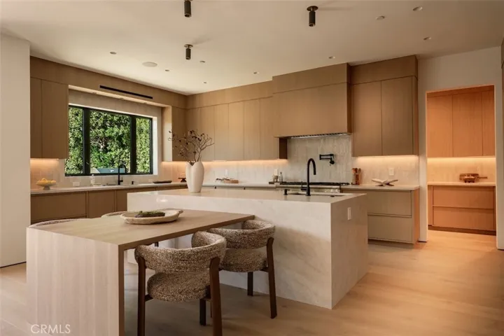 10433 Valley Spring Lane, Toluca Lake, California 91602