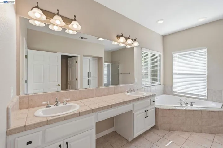 1532 Sophie Ln, Escalon, California 95320