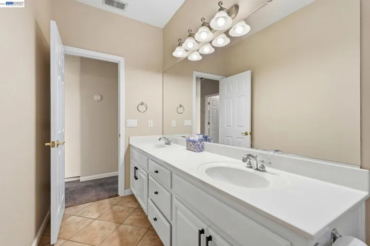 1532 Sophie Ln, Escalon, California 95320