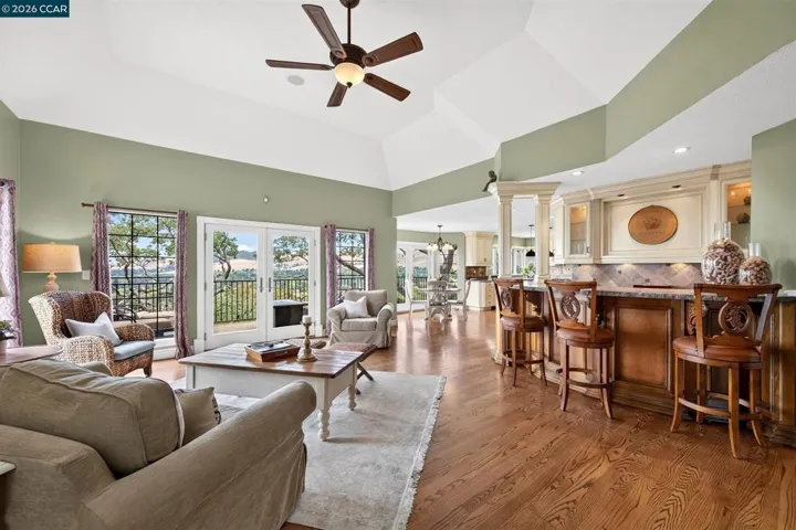 Family Room & Bar