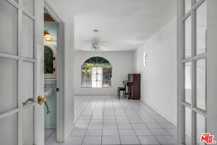 1922 W 80th Street, Los Angeles, California 90047