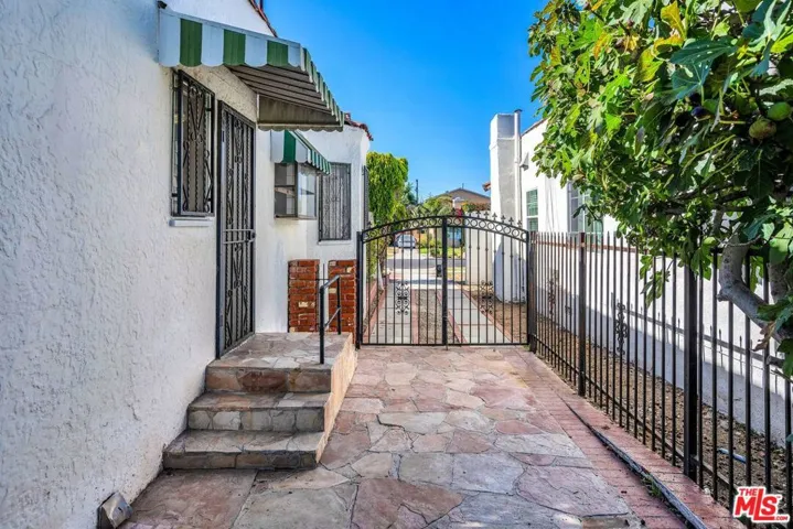 1922 W 80th Street, Los Angeles, California 90047