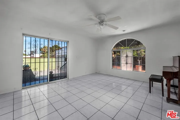 1922 W 80th Street, Los Angeles, California 90047