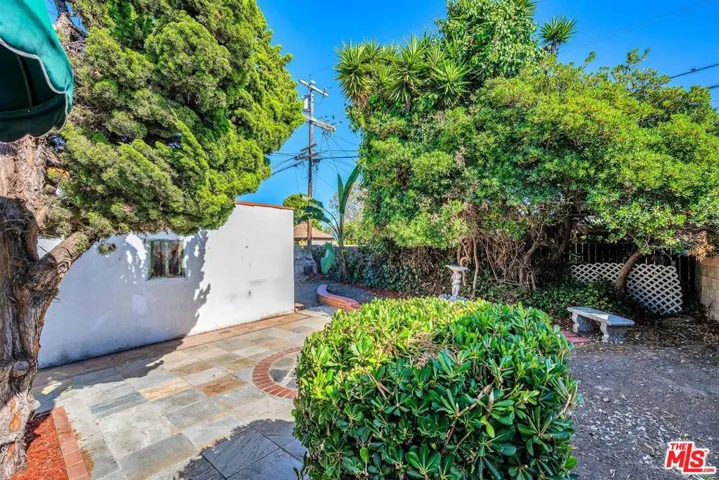 1922 W 80th Street, Los Angeles, California 90047