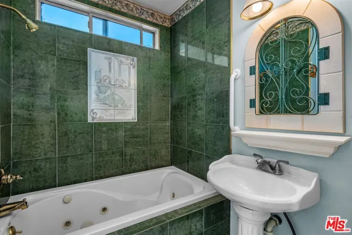 1922 W 80th Street, Los Angeles, California 90047