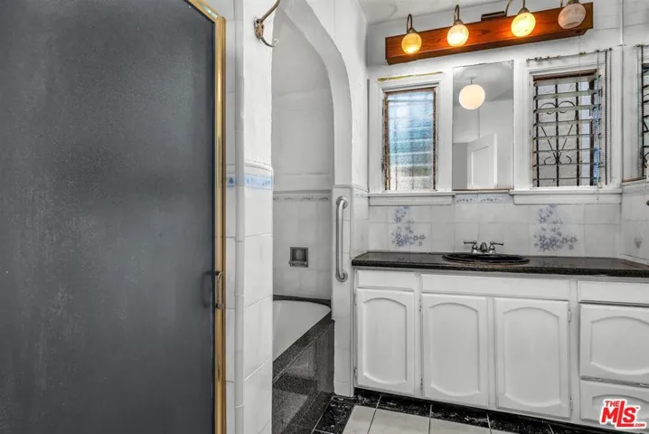 1922 W 80th Street, Los Angeles, California 90047